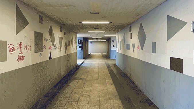 Visualisierung einer modernisierten Personenunterführung. Ein Vorher-Foto mit schlichter, älterer Gestaltung; dann erscheint ein Nachher-Foto der geplanten Neugestaltung mit blau-weißen Fliesen in abstrakten, wellenartigen Mustern. Die Decke ist in einem hellen Blauton gestrichen, der Boden gereinigt und aufgehellt.