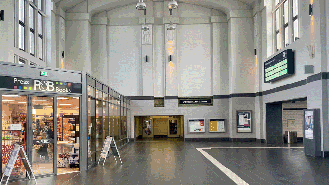 Visualisierung einer modernisierten Empfangshalle eines Bahnhofs. Zunächst ein Vorher-Foto der bestehenden Halle; dann erscheint eine Nachher-Darstellung mit hell gestrichenen Wänden und Decken, betonten architektonischen Details sowie neuer, runder Pendelleuchten.
